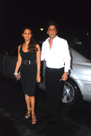 gauri-khan-shahrukh-khan-hdil-couture-week.jpg