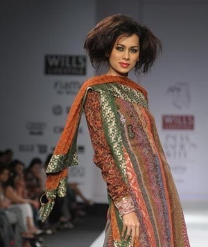 10-joy-mitra-spring-09-wlifw.jpg