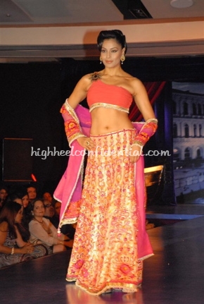 2-maheka-mirpuri-fashion-show.jpg