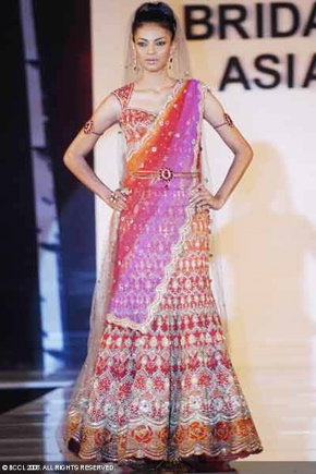 8-bridal-asia-08-tarun-tahiliani.jpg