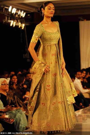 9-bridal-asia-08-tarun-tahiliani.jpg