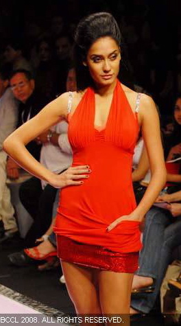 manish-malhotra-fashion-show-spring-08-golmaal-returns-red-dress.jpg