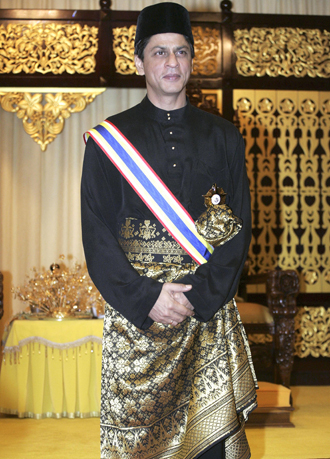 shahrukh-knighted-malaysia.jpg