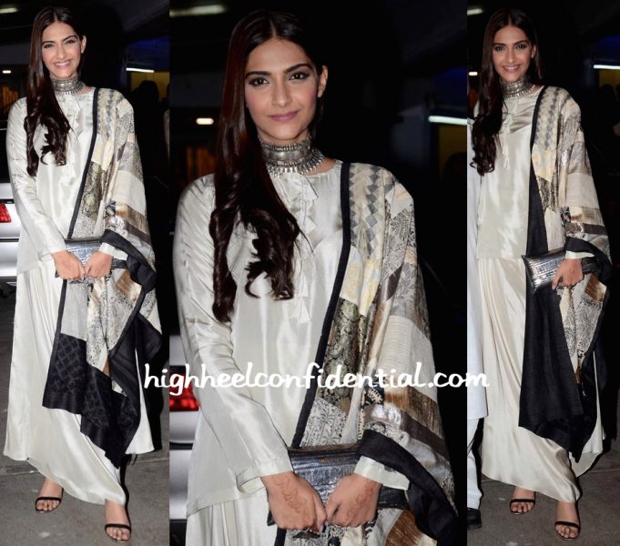 Sonam Kapoor Wears Anamika Khanna To Bajirao Mastani Screening-1