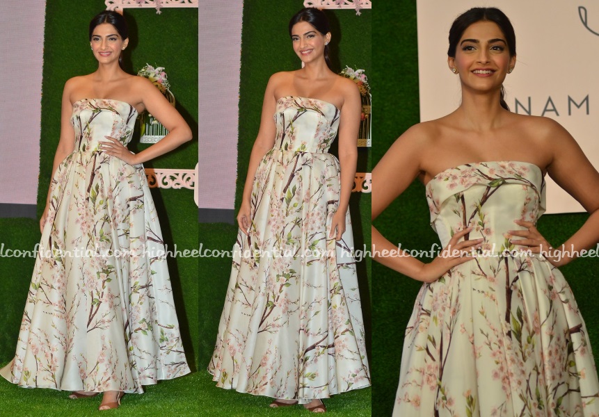 sonam-kapoor-dolce-gabbana-mobile-app-launch