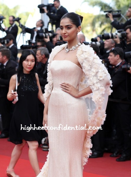 sonam-kapoor-ralph-russo-cannes-2016-loving-screening-1